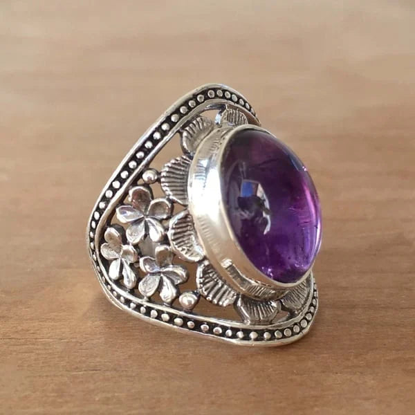 Violetinės spalvos brangakmenių gėlių žiedas