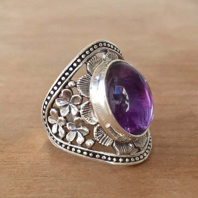 Violetinės spalvos brangakmenių gėlių žiedas
