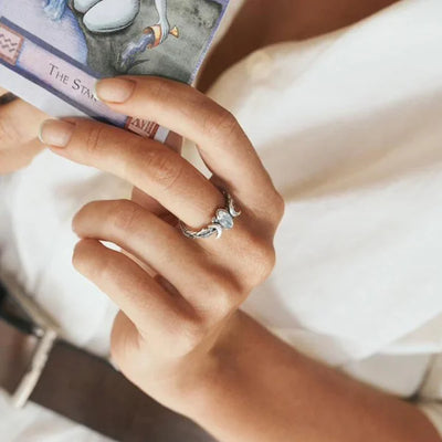 Dvigubas pusmėnulio žiedas su brangakmeniu