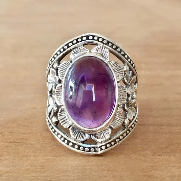 Violetinės spalvos brangakmenių gėlių žiedas