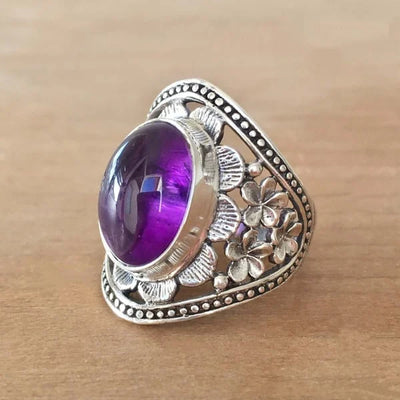 Violetinės spalvos brangakmenių gėlių žiedas