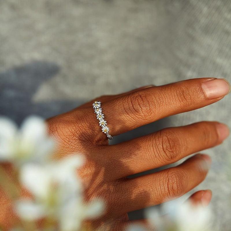 Reguliuojamas sidabro ir rankomis dažyto emalio žiedas Daisy Ring